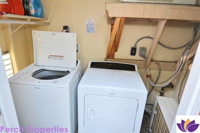 Building Photo - 5955 Hillview Park Ave