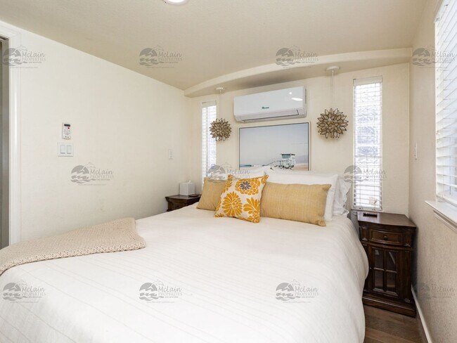 Building Photo - Steps to the sand in Encinitas, your two b...