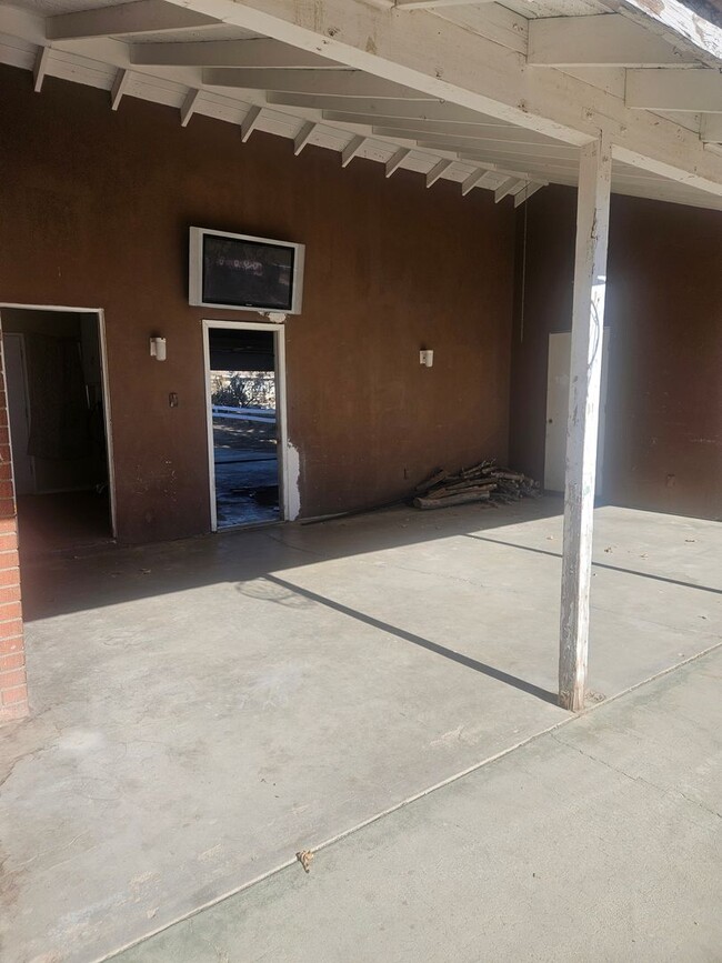 Building Photo - 3 BEDROOM, 2 BATHROOM HOME IN VICTORVILLE....