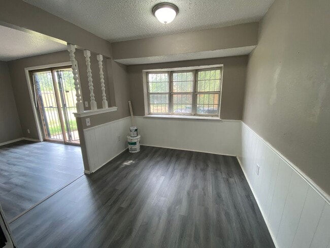 Building Photo - Charming 5 Bedroom House