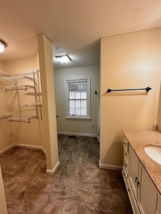 Building Photo - 2 Bedroom Home Outside Walhalla City Limits