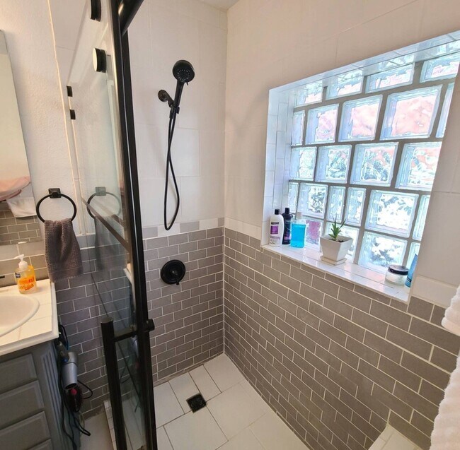 Building Photo - 1425 Munger St