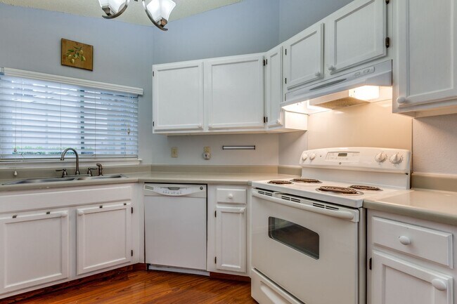 Building Photo - 2-BEDROOM HOME IN HIDDEN MEADOW