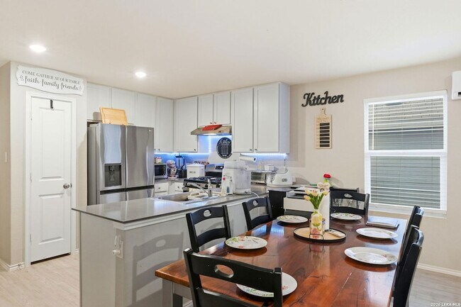 Building Photo - 140 Maverick Cv