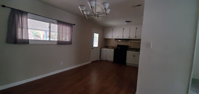 Building Photo - 1602 Crescent Dr