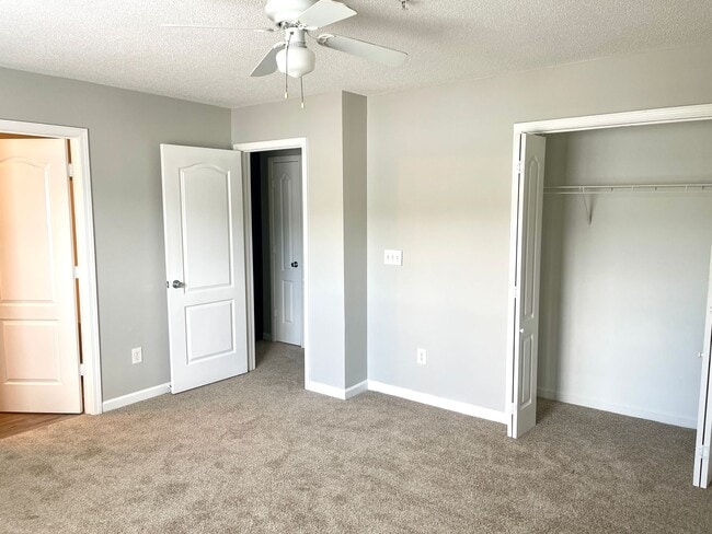 Building Photo - Welcome to this charming 2 bedroom, 2.5 ba...