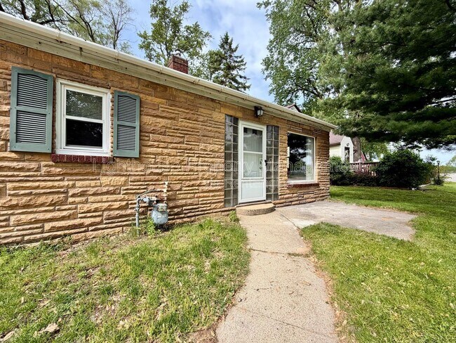 Building Photo - 2449 Hillside Dr NW
