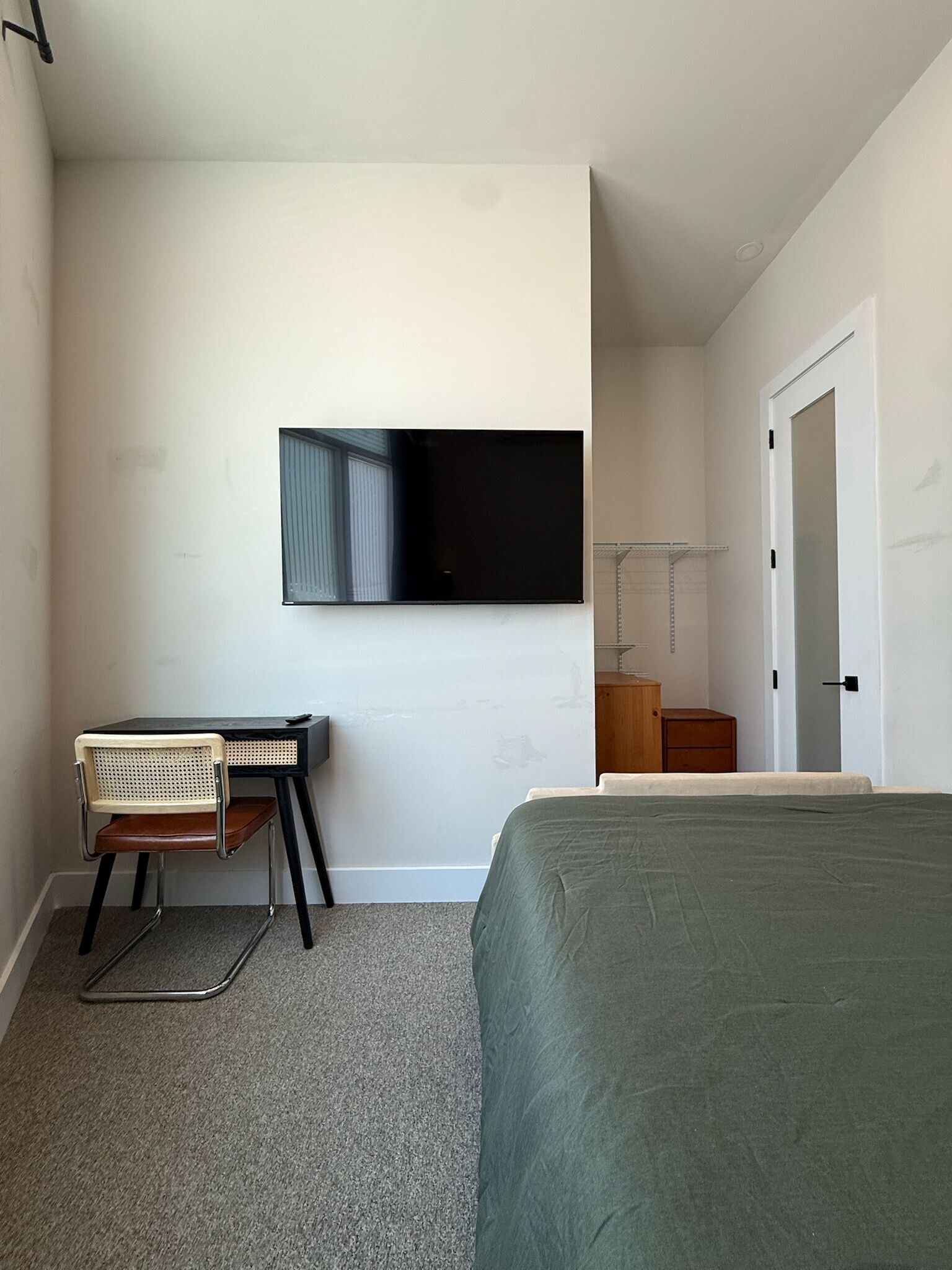 Building Photo - Furnished room/NOT APARTMENT