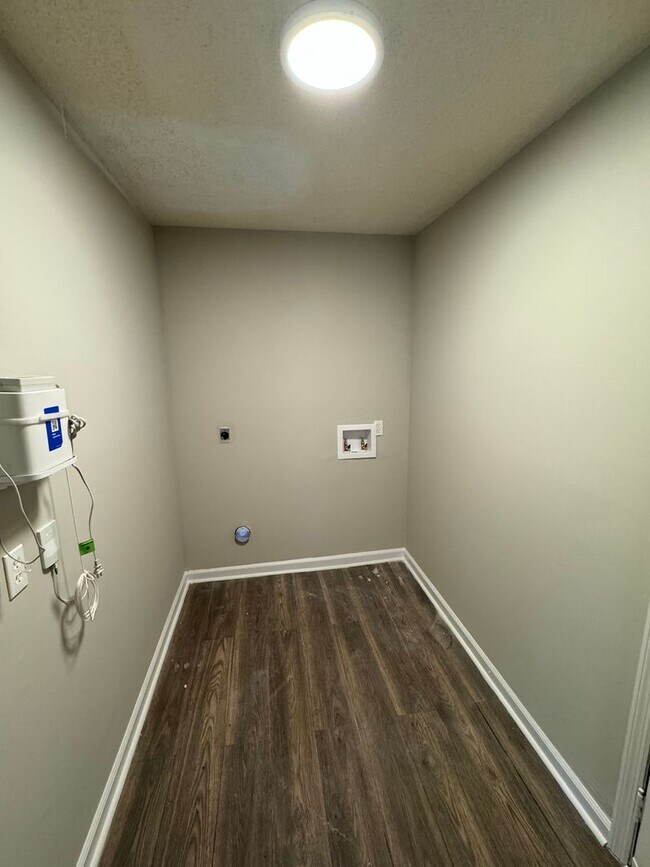 Building Photo - Freshly remodeled.