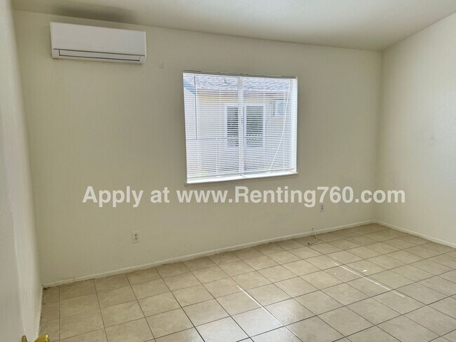 Building Photo - Spacious 2 Bed 1 Bath Home With Indoor Lau...