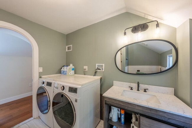 Building Photo - 139 W 4th Ave