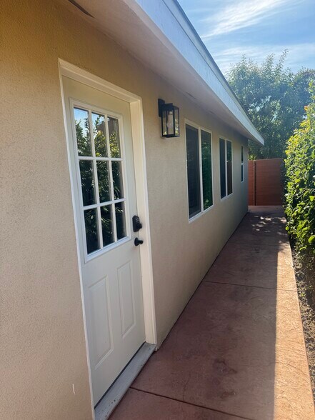 Private Entrance - 2525 Sirius St