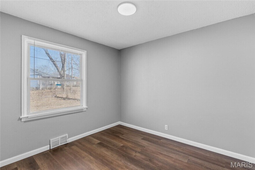 Building Photo - 7471 Sharon Dr