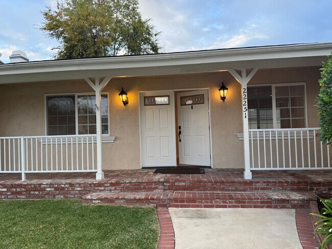 Building Photo - Open Thursday 12/11 3-4pm Private HOME 3bed/2 bath + POOL in Woodland Hills!
