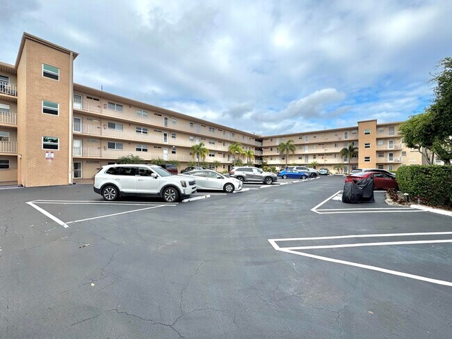 Building Photo - 2515 NE 2nd Ct