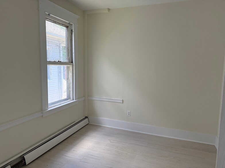 Building Photo - 673 Elm St