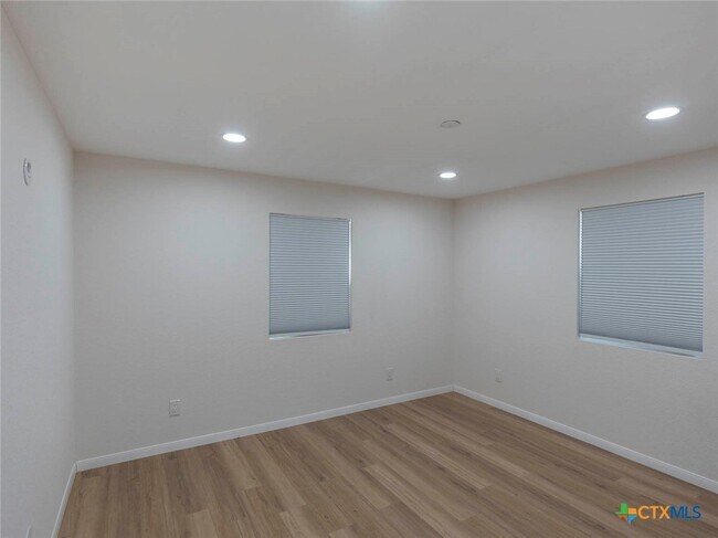 Building Photo - 268 White Oak Dr