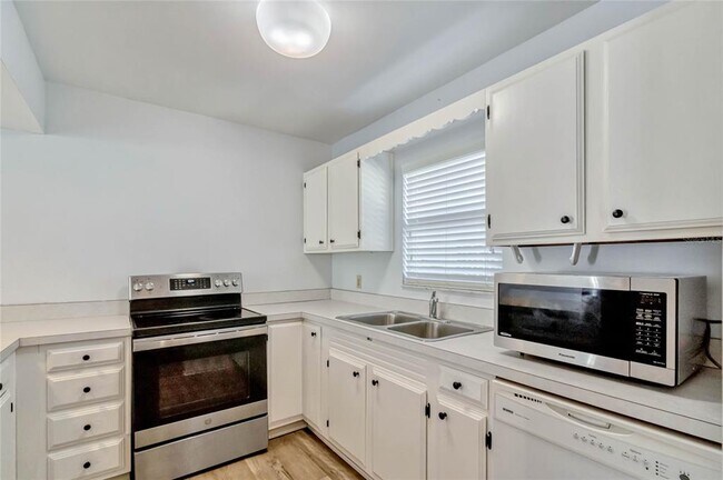 Building Photo - 1236 Villa Ln