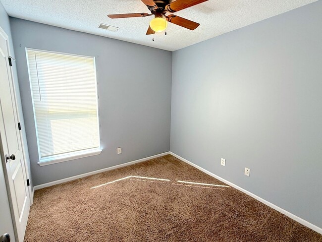 Building Photo - Great 3 Bedroom Townhome For Rent!
