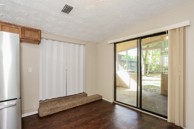 Building Photo - 8863 Yeoman Dr