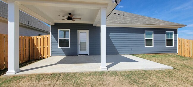 Building Photo - BEAUTIFUL HOME in the Desirable Hedgefield subdivision in Prattville.