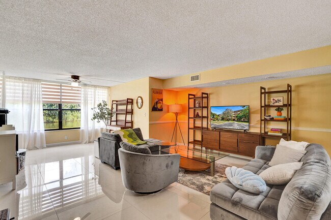 Building Photo - 2659 Carambola Cir N