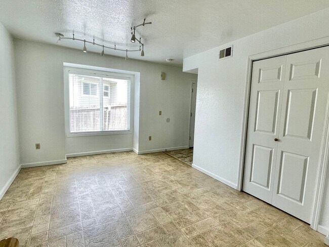 Building Photo - 828-832 Court