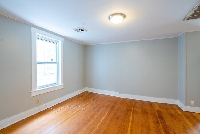 Building Photo - 716 Lawrence St