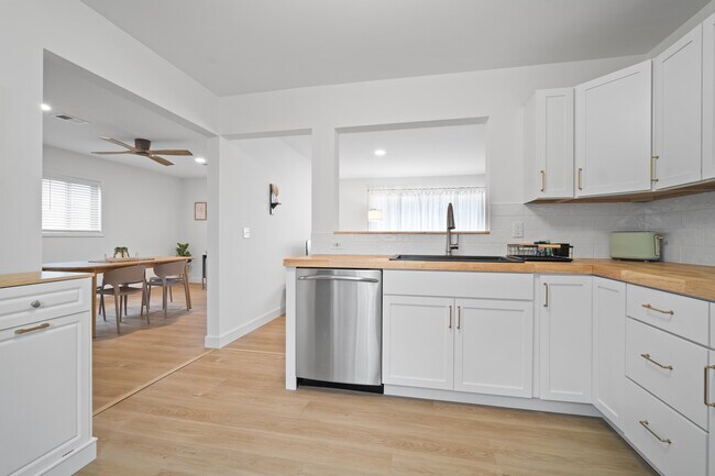 Building Photo - 1105 Julienne Dr