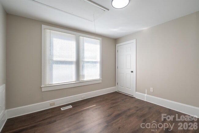 Building Photo - 809 Delane St