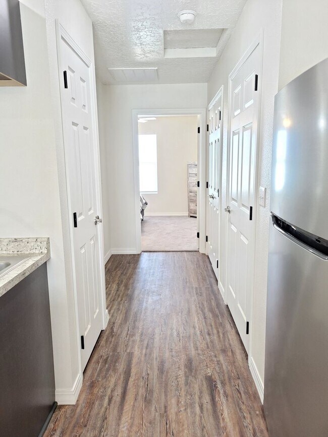 Building Photo - NEWER LUXURY ONE BEDROOM APARTMENT FULLY F...