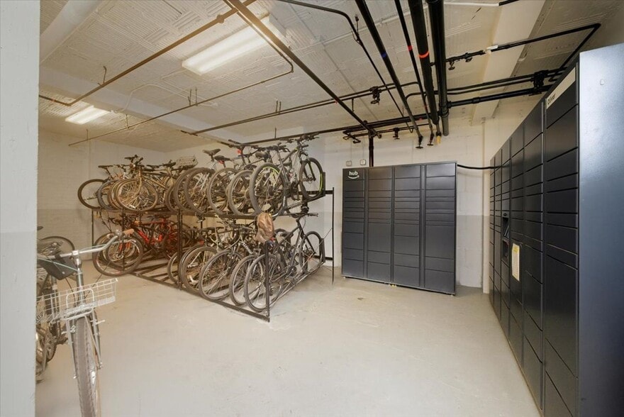 Building Photo - 1140 N La Salle Dr