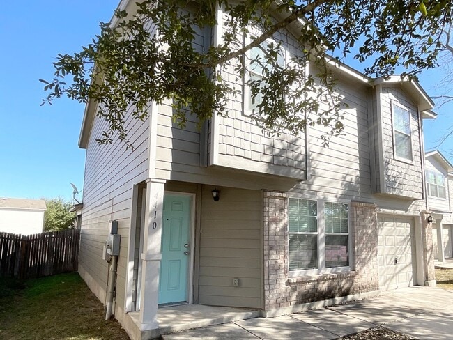 Building Photo - Outstanding 3 bedroom/2.5 bath home in established neighborhood just minutes from Lackland AFB an...