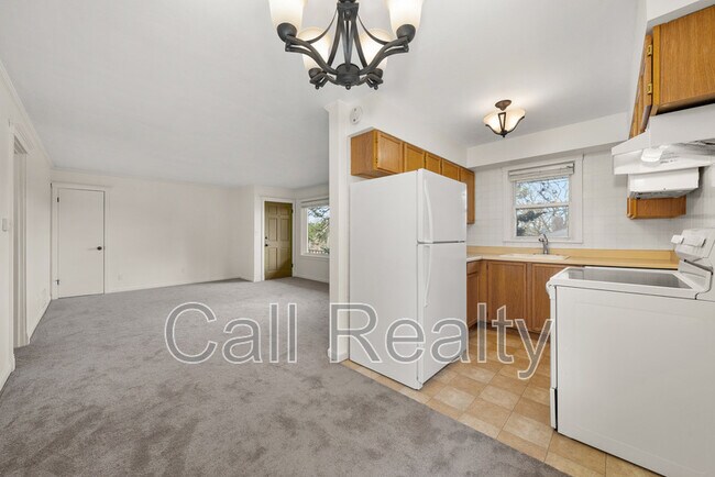 Building Photo - 827 W 11th Ave