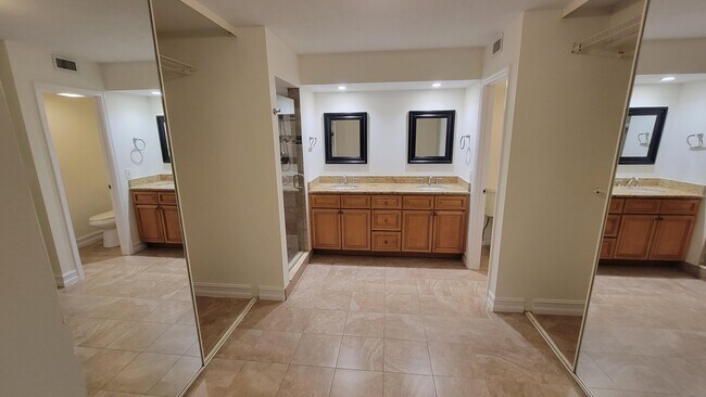 Building Photo - 606 6th Ln