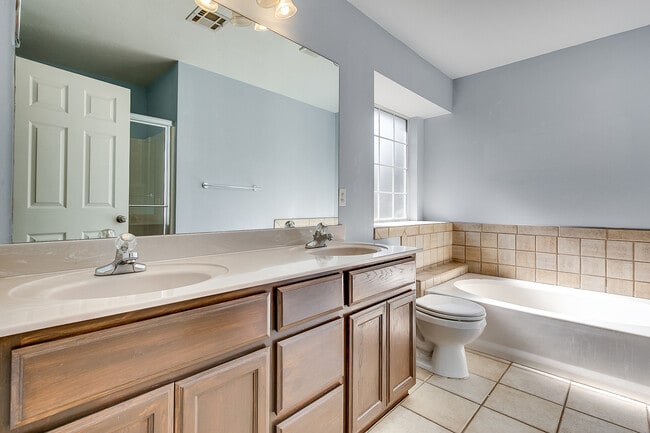 Building Photo - Edmond Schools + 4 bedrooms