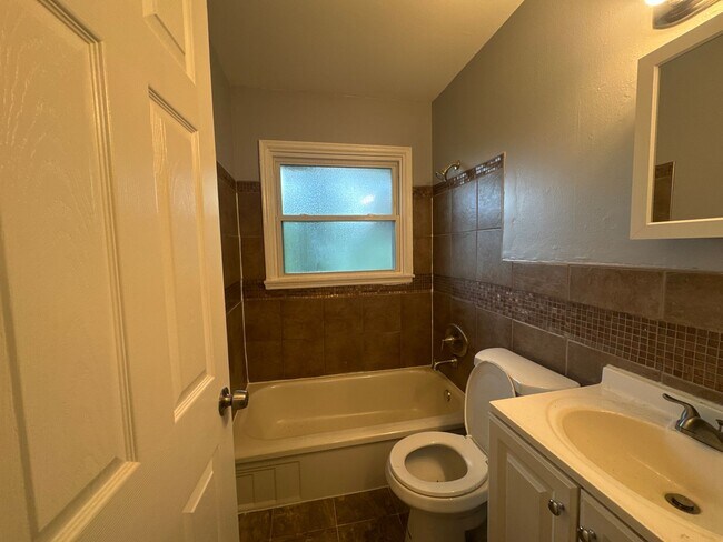 Building Photo - 3 bedroom 1 bathroom single-family