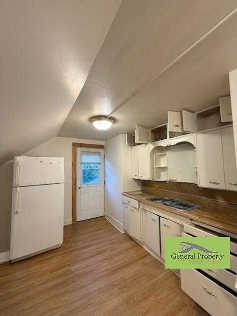 Building Photo - Spacious 1 Bedroom Unit in Duplex - Availa...