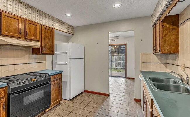 Building Photo - 3804 W 24th Terrace