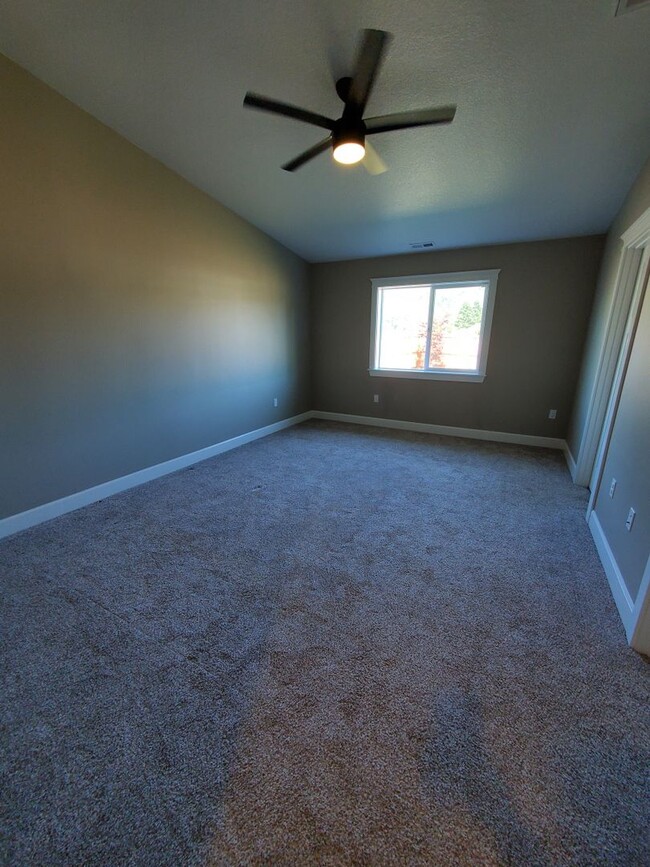 Building Photo - Pet Friendly Single Level 4 bedroom 2 Bath...