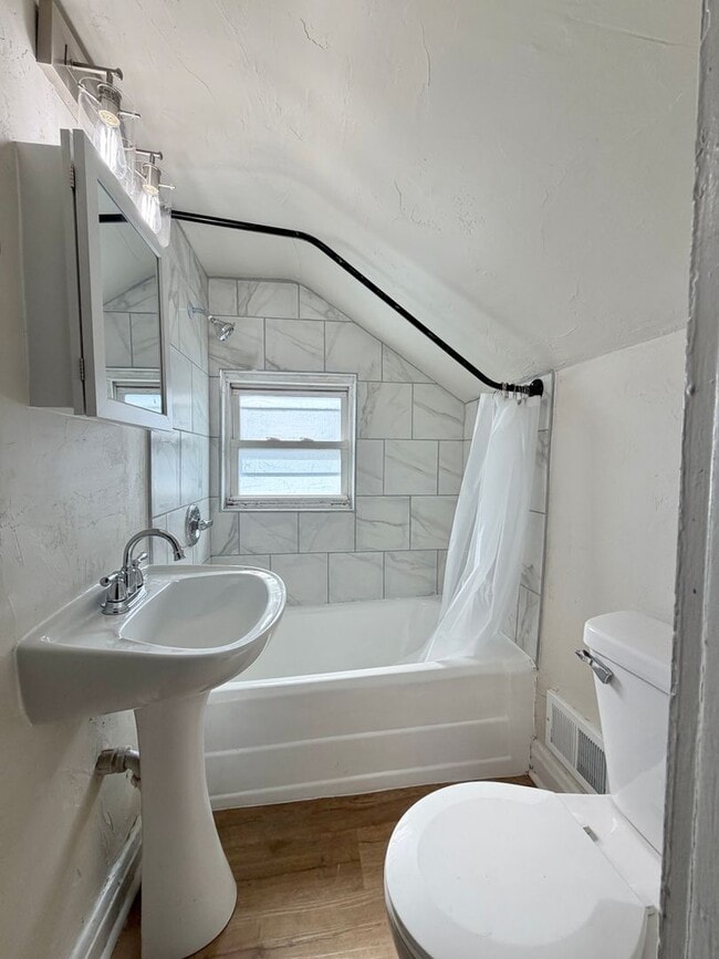 Building Photo - 1440 Smith St