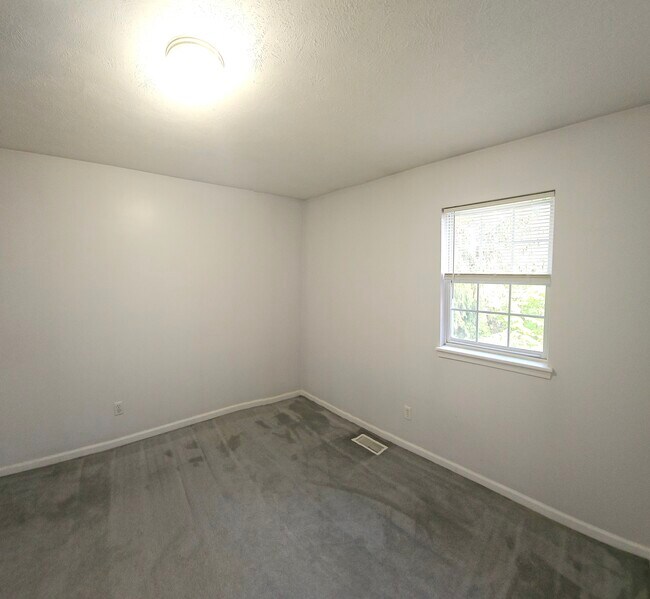 Building Photo - 3910 Old Elm Dr SE