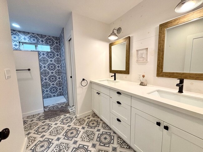 Building Photo - Available Now! 3 BED, 2 BATH HOME w/ UTILI...