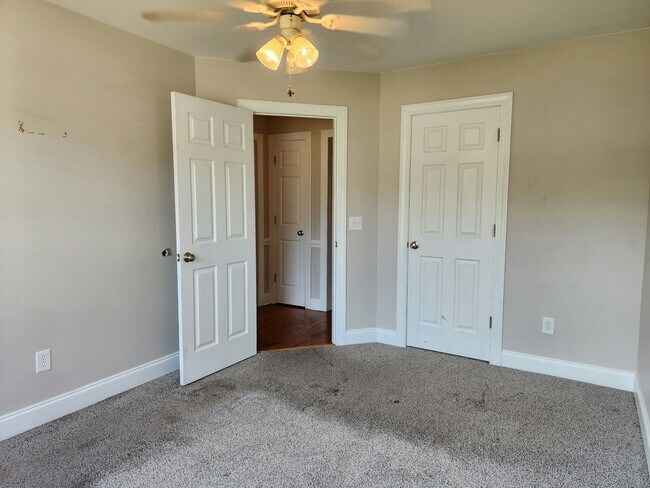 Building Photo - 381 Rosemount Dr