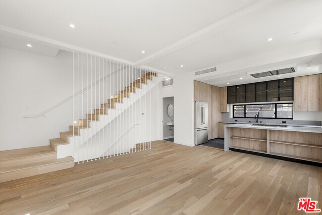 Building Photo - 1411 S Doheny Dr