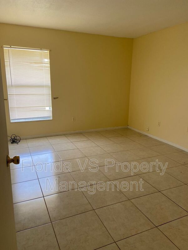 Building Photo - 925 W Oak Ridge Rd