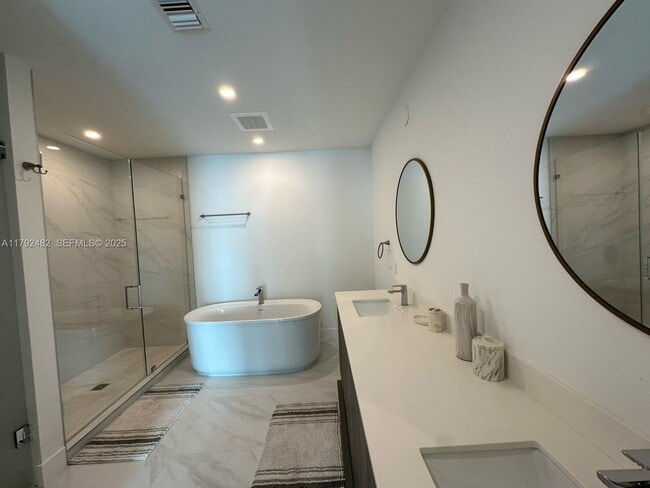 Building Photo - 17550 Collins Ave