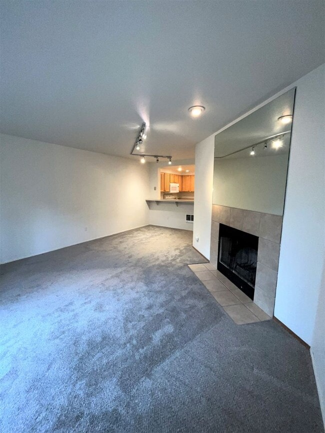 Building Photo - 447 - Townhome in Spectacular Location, 1 Car Attached Garage