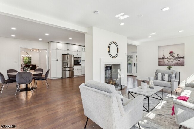 Building Photo - 648 E Broad St