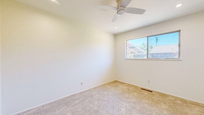 Building Photo - 1925 Leafgreen Dr
